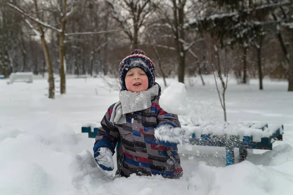 Jongetje Spelen Sneeuw Winter — Stockfoto