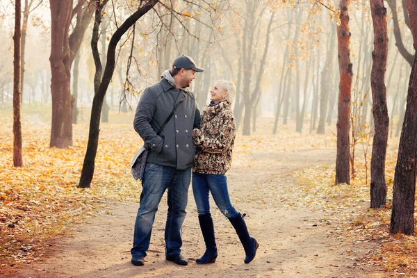Ein Liebespaar Beim Spaziergang Herbstlichen Park — Stockfoto