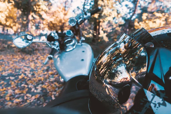 Helm Dengan Visor Mirrored Latar Belakang Sepeda Retro — Stok Foto