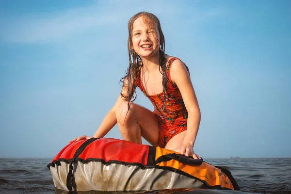 Дівчина Плаває Надувному Колі — стокове фото
