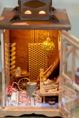 Sokak lambasında minyatür, Çin tarzı bir oda.