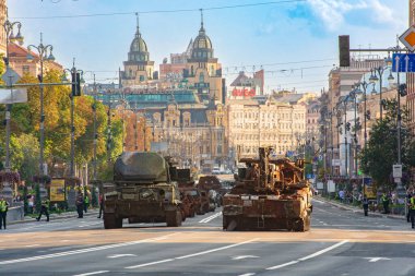 KIEV, Ukrayna - 21 Ağustos 2023: Kyiv 'deki Khreschatyk meydanında yanmış Rus zırhlı araçları. Ukrayna 'nın Bağımsızlık Günü onuruna sergi.