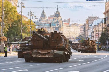 KIEV, Ukrayna - 21 Ağustos 2023: Kyiv 'deki Khreschatyk meydanında yanmış Rus zırhlı araçları. Ukrayna 'nın Bağımsızlık Günü onuruna sergi.