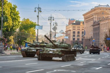 KIEV, Ukrayna - 21 Ağustos 2023: Kyiv 'deki Khreschatyk meydanında yanmış Rus zırhlı araçları. Ukrayna 'nın Bağımsızlık Günü onuruna sergi.