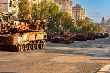 KIEV, Ukrayna - 21 Ağustos 2023: Kyiv 'deki Khreschatyk meydanında yanmış Rus zırhlı araçları. Ukrayna 'nın Bağımsızlık Günü onuruna sergi.