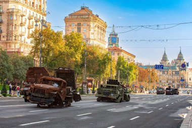 KIEV, Ukrayna - 21 Ağustos 2023: Kyiv 'deki Khreschatyk meydanında yanmış Rus zırhlı araçları. Ukrayna 'nın Bağımsızlık Günü onuruna sergi.