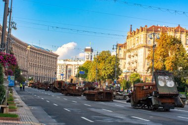 KIEV, Ukrayna - 21 Ağustos 2023: Kyiv 'deki Khreschatyk meydanında yanmış Rus zırhlı araçları. Ukrayna 'nın Bağımsızlık Günü onuruna sergi.
