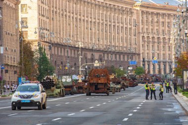 KIEV, Ukrayna - 21 Ağustos 2023: Kyiv 'deki Khreschatyk meydanında yanmış Rus zırhlı araçları. Ukrayna 'nın Bağımsızlık Günü onuruna sergi.