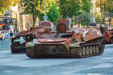 Kyiv, Ukrayna - 21 Ağustos 2023: Kyiv 'deki Khreschatyk meydanında yanmış Rus zırhlı araçları. Ukrayna 'nın Bağımsızlık Günü onuruna sergi.