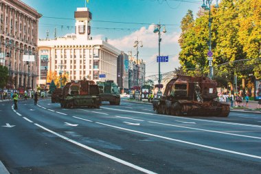 Kyiv, Ukrayna - 21 Ağustos 2023: Kyiv 'deki Khreschatyk meydanında yanmış Rus zırhlı araçları. Ukrayna 'nın Bağımsızlık Günü onuruna sergi.