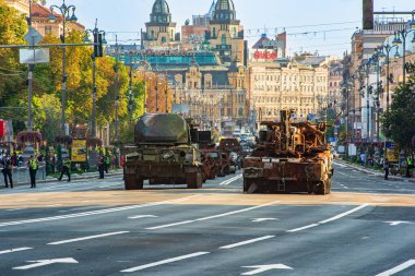 Kyiv, Ukrayna - 21 Ağustos 2023: Kyiv 'deki Khreschatyk meydanında yanmış Rus zırhlı araçları. Ukrayna 'nın Bağımsızlık Günü onuruna sergi.