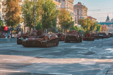 Kyiv, Ukrayna - 21 Ağustos 2023: Kyiv 'deki Khreschatyk meydanında yanmış Rus zırhlı araçları. Ukrayna 'nın Bağımsızlık Günü onuruna sergi.