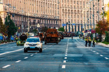 Kyiv, Ukrayna - 21 Ağustos 2023: Kyiv 'deki Khreschatyk meydanında yanmış Rus zırhlı araçları. Ukrayna 'nın Bağımsızlık Günü onuruna sergi.