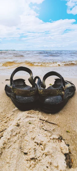 Sandalen Het Strand Het Zand Bij Het Water — Stockfoto