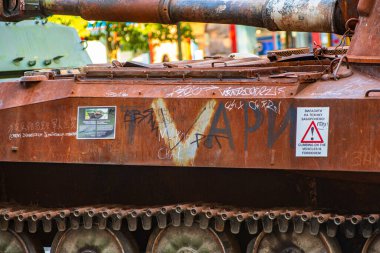 Kyiv, Ukrayna - 21 Ağustos 2023: Yanmış Rus zırhlı araçlarındaki V sembolü. Khreshchatyk, Kyiv 'deki Rus askeri teçhizatı geçit töreni..
