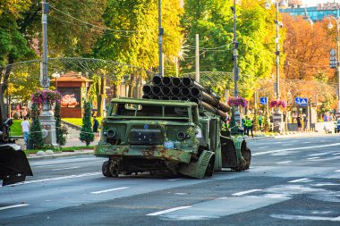 Kyiv, Ukrayna - 21 Ağustos 2023: Kyiv 'de yanmış bir Rus MLRS Kasırgası gösterildi