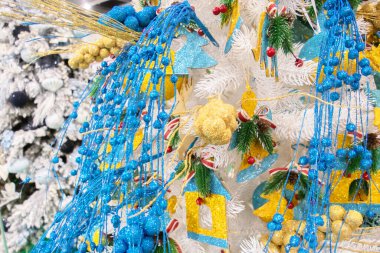 Ukrayna 'nın sarı ve mavi renkleriyle süslenmiş yeni yıl ağacı