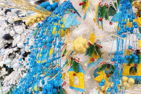 Ukrayna 'nın sarı ve mavi renkleriyle süslenmiş yeni yıl ağacı