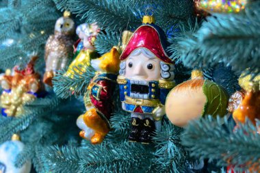 Yılbaşı süsleri Noel ağacında asılı.