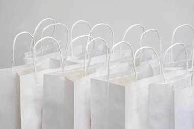 Hediyeler için beyaz kese kağıdı.