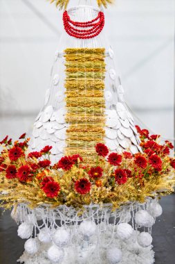 Beyaz desenli kırmızı çiçekler. Halk tarzında çiçek aranjmanı