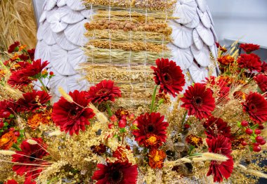 Beyaz desenli kırmızı çiçekler. Halk tarzında çiçek aranjmanı