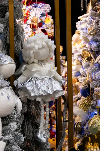 Λευκές Πάνινες Κούκλες Κρέμονται Στα Χριστουγεννιάτικα Δέντρα Εικόνα Αρχείου