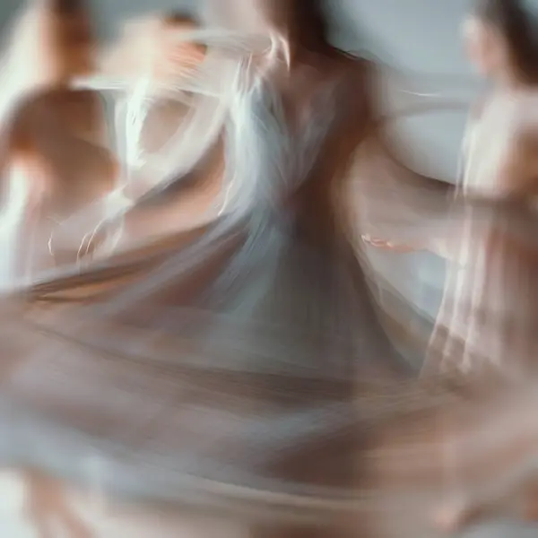 Dansende Vrouwen Witte Jurken Foto Beweging Wazig Stockfoto