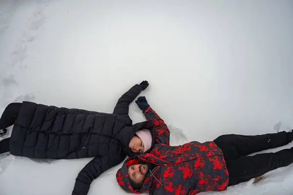 Seorang Pria Dan Seorang Wanita Berbaring Kepala Kepala Salju Stok Foto