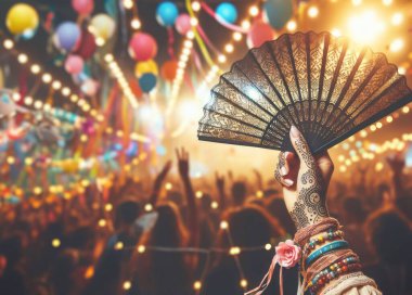 Akşam festivalinde yelpazesi olan bir kızın dövmeli eli.