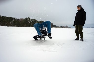 Gençler kışın karda eğleniyor..