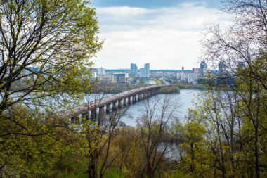 Ukrayna, Kyiv 'deki Dinyeper Nehri üzerindeki köprü. Tepeden bak.