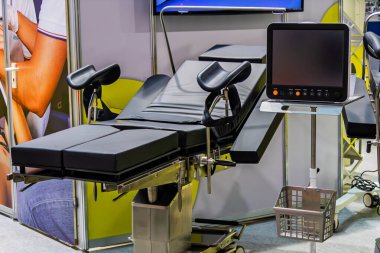Doğum, jinekoloji ve cerrahi işlemler sırasında hastalara konfor ve optimal konum sağlamak için tasarlanmış bir obstetrik mekanik hidrolik ameliyat masası