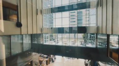 Modern cam ofis binası