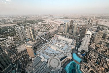 Dubai şehir çeşmesi Burj Khalifa 'nın ortasında, Dubai, Birleşik Arap Emirlikleri.