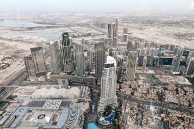 Dubai şehir çeşmesi Burj Khalifa 'nın ortasında, Dubai, Birleşik Arap Emirlikleri.