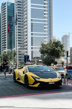 Dubai şehir çeşmesi Burj Khalifa 'nın ortasında, Dubai, Birleşik Arap Emirlikleri.