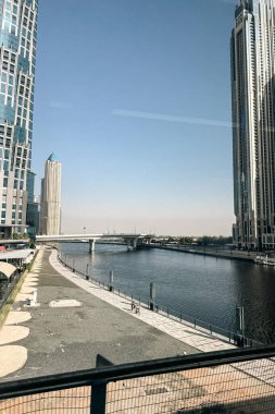 Dubai şehir çeşmesi Burj Khalifa 'nın ortasında, Dubai, Birleşik Arap Emirlikleri.