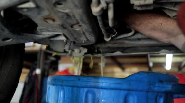 Otomobil servisinde antifriz yağmuruna yakın çekim, 4K görüntü.