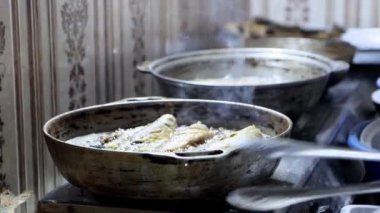 Yağda kızartılmış balık. Kaynar yağda pişmiş balık. Sağlıksız yeme konsepti, 4K görüntü.