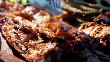 Yakından çekilen eller çatal ve bıçakla balık kesiyor. Pişmiş balık servis tabağı ve yemeye hazır, 4k görüntü.,