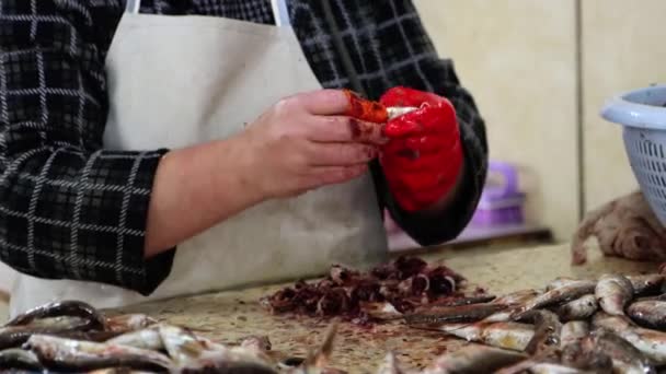 Close Mãos Tripas Peixe Mercado Vendedor Rasga Cabeças Peixe Sobremesa — Vídeo de Stock