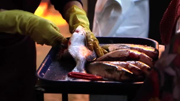 Zbliżenie Ręce Patroszy Świeże Ryby Czyści Targu Rybnym Materiał — Wideo stockowe