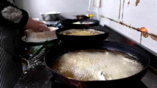 在煎锅里用沸腾的油煎小苏打鱼 4K镜头 — 图库视频影像