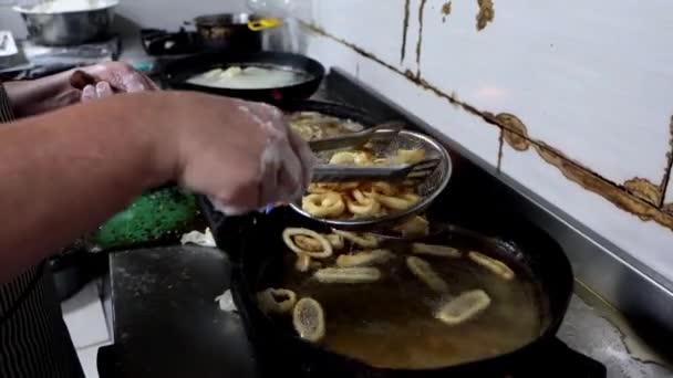 Cozinhar Frutos Mar Frigideira Óleo Fervente Anéis Lula Estão Fritos — Vídeo de Stock