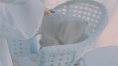 Eski moda gece kıyafetleri giymiş bir kadın masadan tarağı alır ve aynanın önünde durup saçını taramaya başlar..