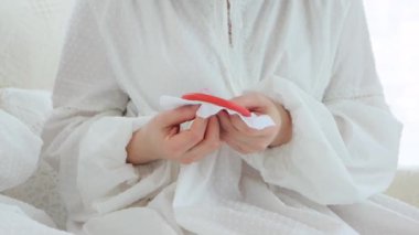 Annesinin mutlu küçük kızıyla yakın çekimi, sabahları evdeki kanepede otururken nakış çerçeveleriyle birlikte nakış işliyor. Annelik kavramı