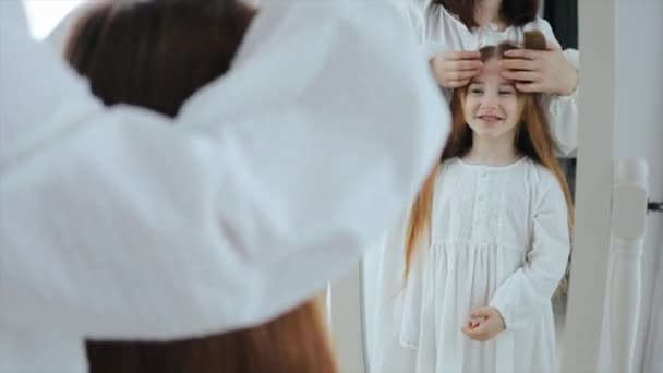 Μαμά Χτενίζει Την Όμορφη Κοκκινομάλλα Κόρη Σου Και Κοριτσάκι Θαυμάζει — Αρχείο Βίντεο
