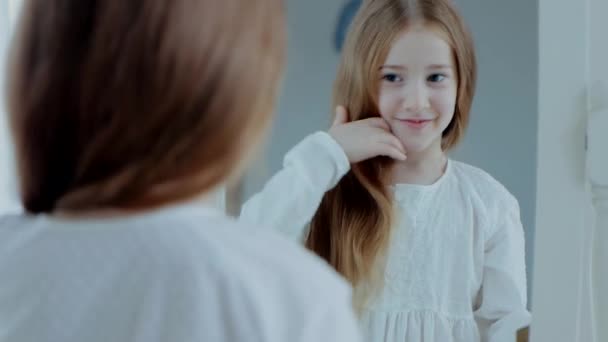 Potret Gadis Kecil Mengagumi Dirinya Sendiri Cermin Dan Tersenyum Sambil — Stok Video