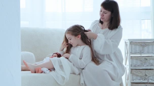 Ung Vuxen Mamma Och Liten Söt Dotter Tillbringar Tid Tillsammans — Stockvideo